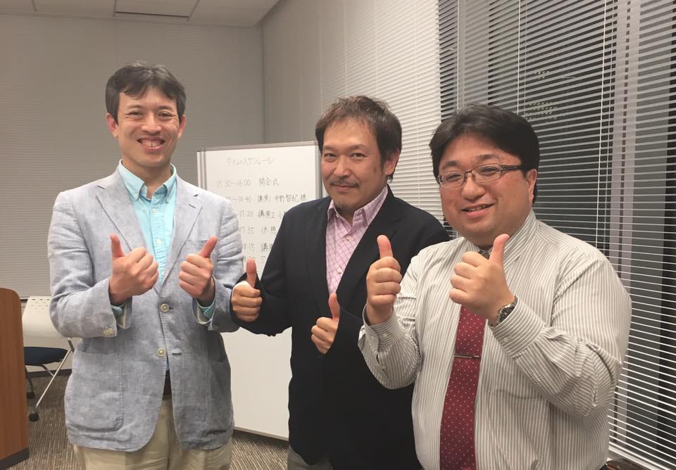 『Third Place交流会』での1コマ。写真右が、中野先生。(写真左は次回ご紹介する小泉さん。真ん中は次々回にご紹介する上原先生)