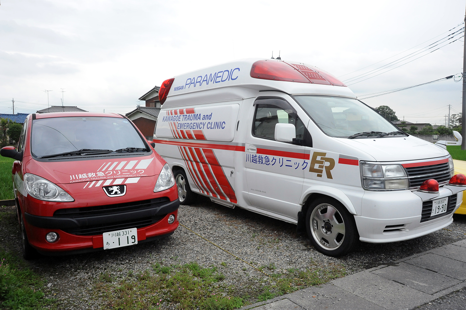 川越救急クリニックの出動車。左はなんとプジョー!